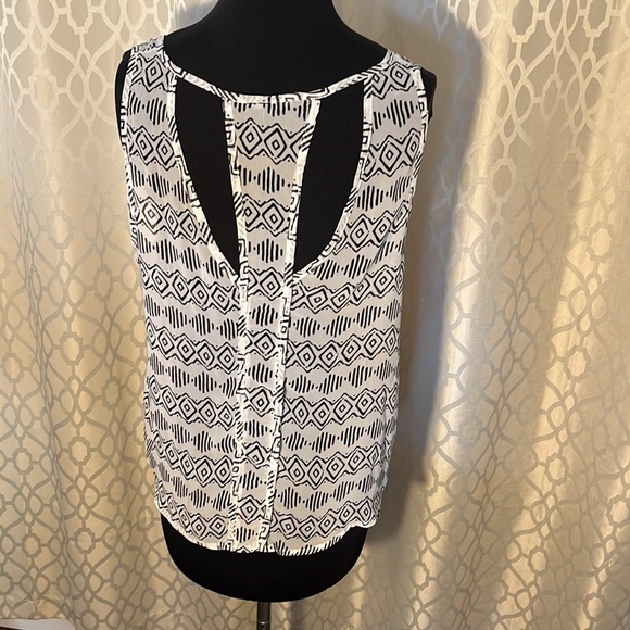 Forever 21 black and white women’s top with black button front. Size M - Picture 4 of 7